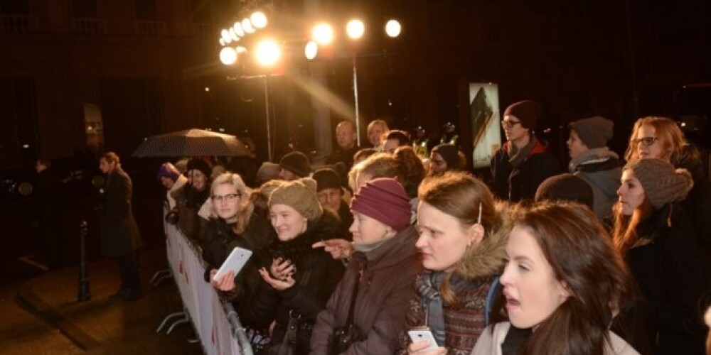 Tikai pārdesmit uzticīgākie fani Rīgā sagaidīja Eiropas kino zvaigznes. FOTO