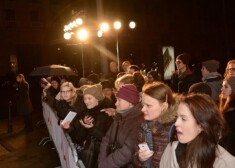 Spītējot lietum, pārdesmit interesentu novēroja, kas par ciemiņiem pa sarkano paklāju ierodas uz 27. Eiropas Kinoakadēmijas balvu pasniegšanas ceremoniju.