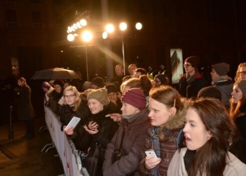 Tikai pārdesmit uzticīgākie fani Rīgā sagaidīja Eiropas kino zvaigznes. FOTO