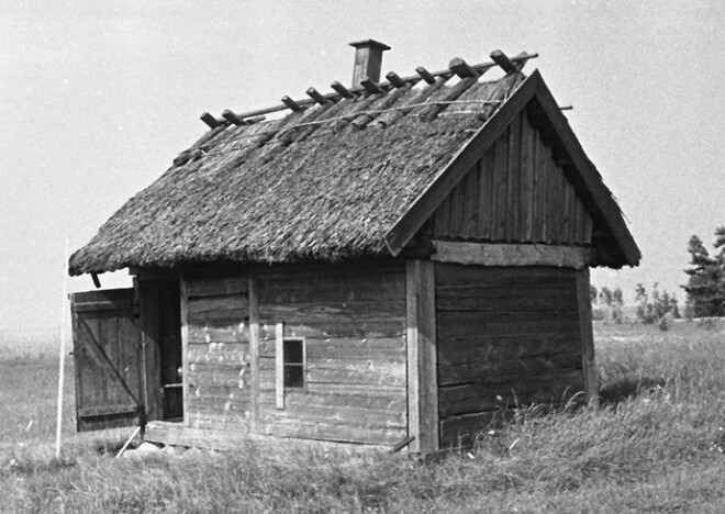 Pirtiņa Papes ciema „Božos” (1972. gads). Liepājas muzejā atdzīvinātas senās kurzemnieku tradīcijas – arī pirtīžas jeb bēbīša pirmās mazgāšanas reizi.