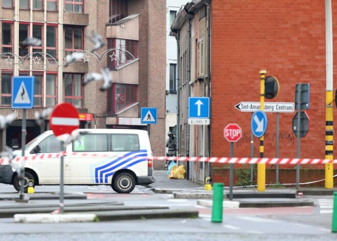 Beļģijas pilsētā Ģentē policija pirmdien aplenca dzīvokli, kurā četri bruņoti vīrieši sagrābuši ķīlnieku, paziņoja policija.