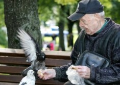 Большинство жителей Латвии предпочло бы провести старость там, где живет сейчас