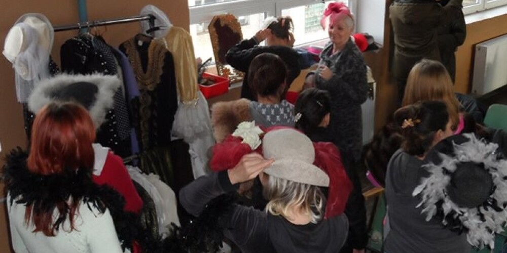 Художники Инесе и Эдвинс Цибульские из SIA Retrofoto привезли платья, шляпы и аксессуары для создания образов