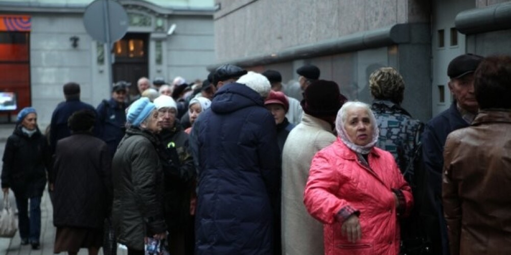Krievijas pensiju saņēmēji Latvijā satraucas, ka krīt rubļa kurss