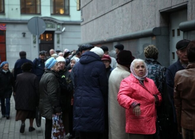 Krievijas pensiju saņēmēji Latvijā satraucas, ka krīt rubļa kurss