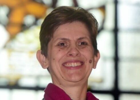 Par pirmo sievieti Anglikāņu baznīcas bīskapa amatā kļuva vikāre Libija Leina, kas spēlē saksofonu un ir futbola fane. Viņa kļuvusi par Stokportas bīskapu.