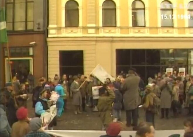 В декабре 1994 года напротив памятника Свободы открылась закусочная быстрого питания McDonald's - первый ресторан сети в Риге. До этого на этом месте находился книжный магазин. Жители выражали протест.