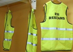 CSDD pārvērtē dzīvības – atstarojošās vestes vērtību. Cik tās maksā?