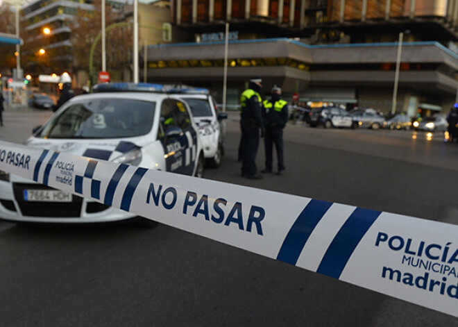 Madridē kāds vīrietis ietriecis automašīnu Tautas partijas birojā. FOTO