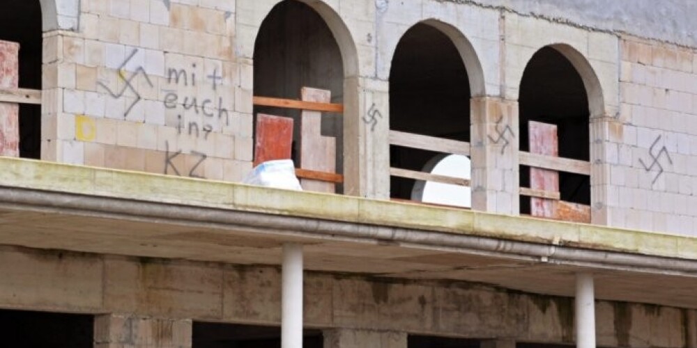 Uz mošejas jaunceltnes Vācijā uzzīmēti kāškrusti un rasistitski saukļi