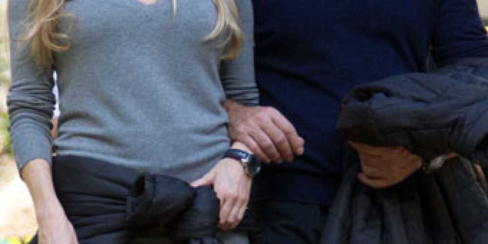 Antonio Banderass un viņa jaunā draudzene Nikola Kimpela atpūšas Spānijas pilsētā Malagā.