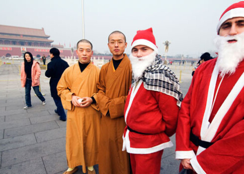 Ziemassvētki, būdami kristīgie svētki, laikam ejot apauguši ar vairākām laicīgām tradīcijām – kādam tie ir ģimenes svētki, kādam dāvanu laiks vai vienkāršs iegansts ballēties.