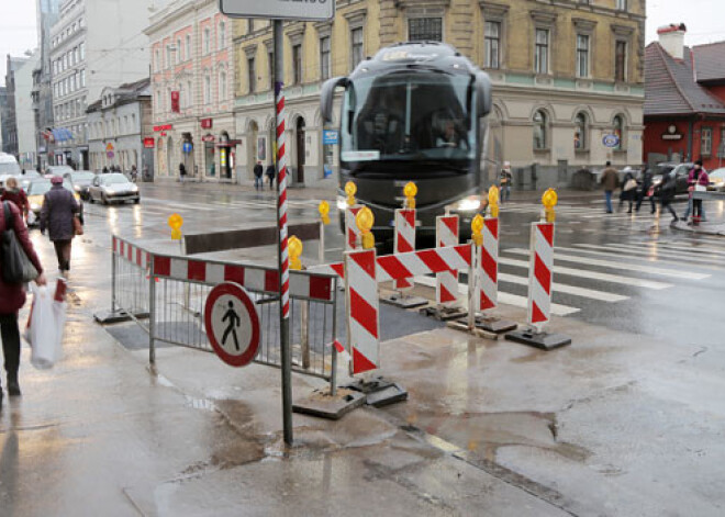 Dzīvā krustojumā Rīgā nebeidzami remontdarbi. Kāpēc? FOTO