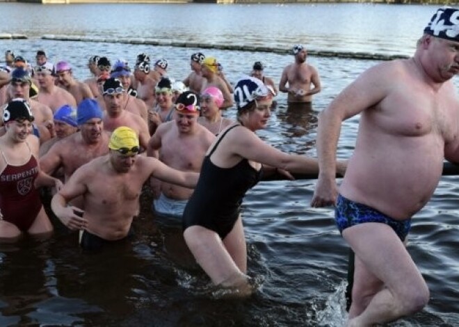 Ziemassvētku rītā ļaudis Londonā peldas stindzinoši aukstā ūdenī. FOTO