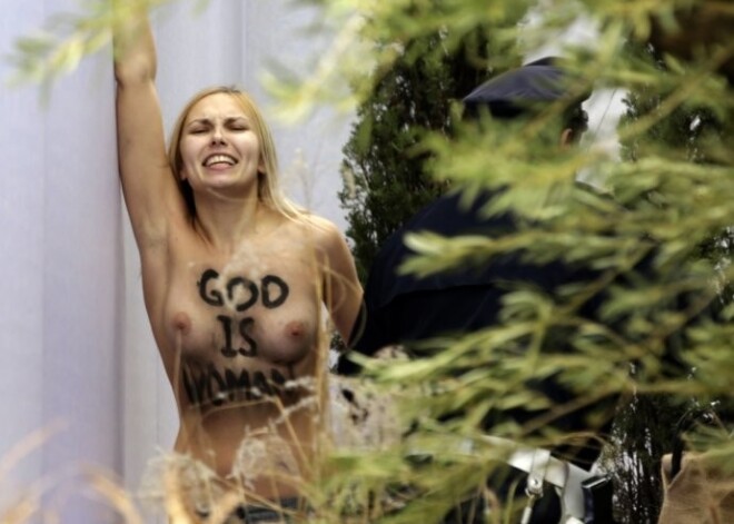 Активистка Femen разделась в Ватикане после послания Папы Римского. ВИДЕО