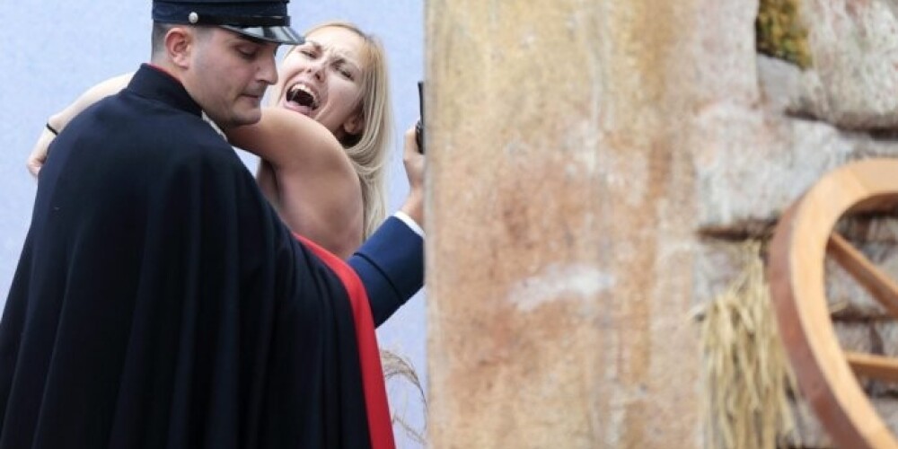 Ватикан обвинил активистку Femen в дискредитации религии и краже