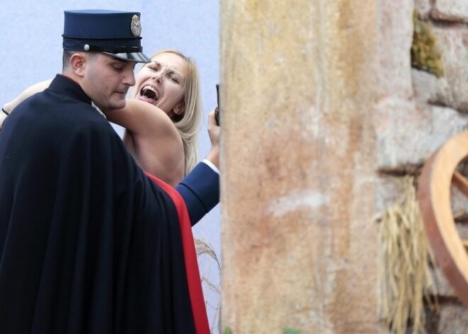 Ватикан обвинил активистку Femen в дискредитации религии и краже