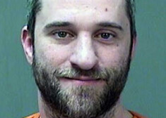 Dastins Daimonds policijas iecirknī.