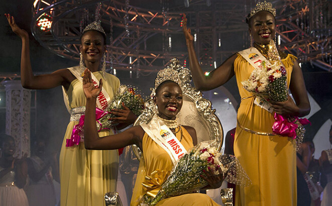 Miss Uganda finālistes. Uzvarētāja - centrā.