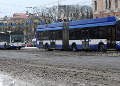 Jaunā gada brīvdienās būs izmaiņas sabiedriskā transporta un autostāvvietu darbībā