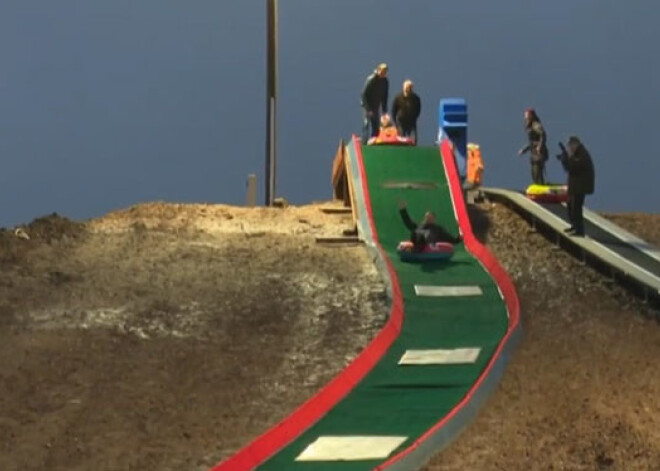 Jēkabpils Mežaparkā atklāta kameršļūkšanas trase. VIDEO