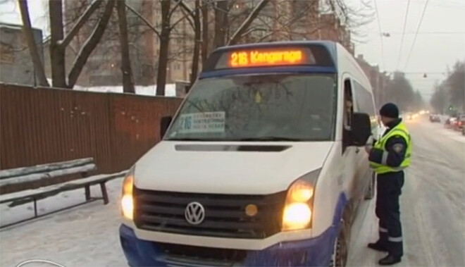 Aptuveni stundu vēlāk, jau strādājot notikuma vietā, policija pamanīja to pašu mikroautobusu, kurš bija izbraucis veselo apli pa maršrutu. Izrādījās - vainīgais šoferis jau paspēja nodot mašīnu savam kolēģim galapunktā pēc telefonsarunas ar vadību.