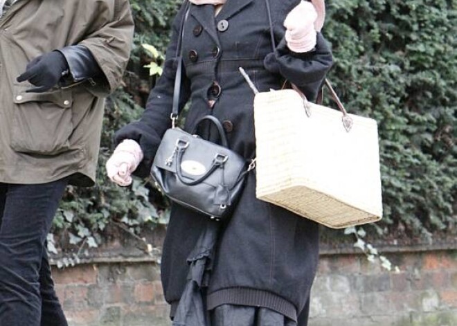 „Vairums šo apģērbu un aksesuāru ir iegādāti manai meitai, taču beigu beigās valkāju pati, jo meita tos izbrāķējusi, aizmetot istabas pretējā stūrī,” aktrise Helēna Bonema Kārtere atklājusi sava ekscentriskā ģērbšanās stila noslēpumu.