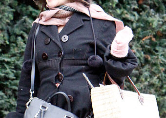 Slavenai aktrisei tērpi no septiņus gadus vecās meitas garderobes. FOTO