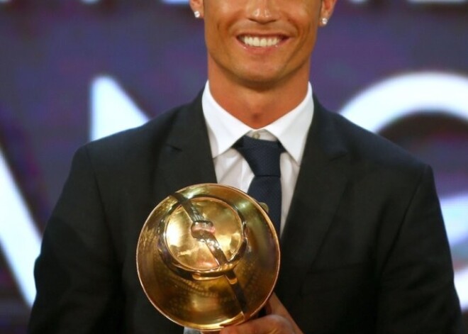 Ronaldu otro reizi pēc kārtas atzīts par Gada futbolistu žurnāla ''World Soccer'' versijā