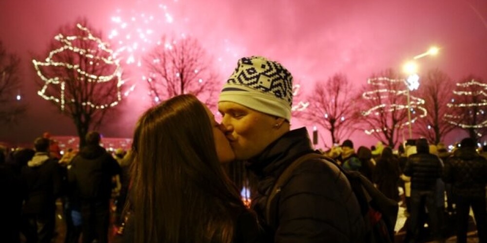 Priekpilni selfiji un šampanietī mērcēti skūpsti - Rīgas centrā sagaidīts jaunais gads! FOTO
