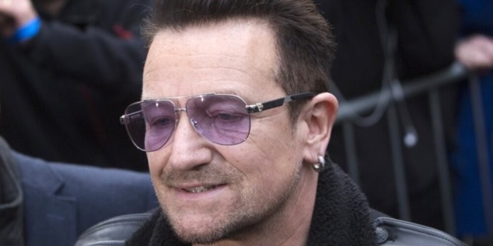 U2 līderis Bono: "Iespējams, vairs nekad nespēlēšu ģitāru"