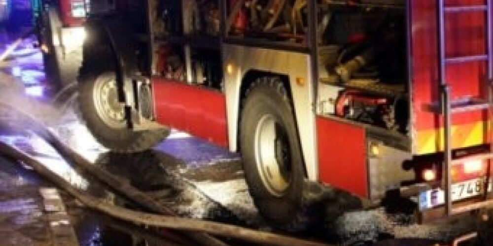 Bijušajā Juglas papīrfabrikā izcēlies ugunsgrēks; glābj astoņas mašīnas
