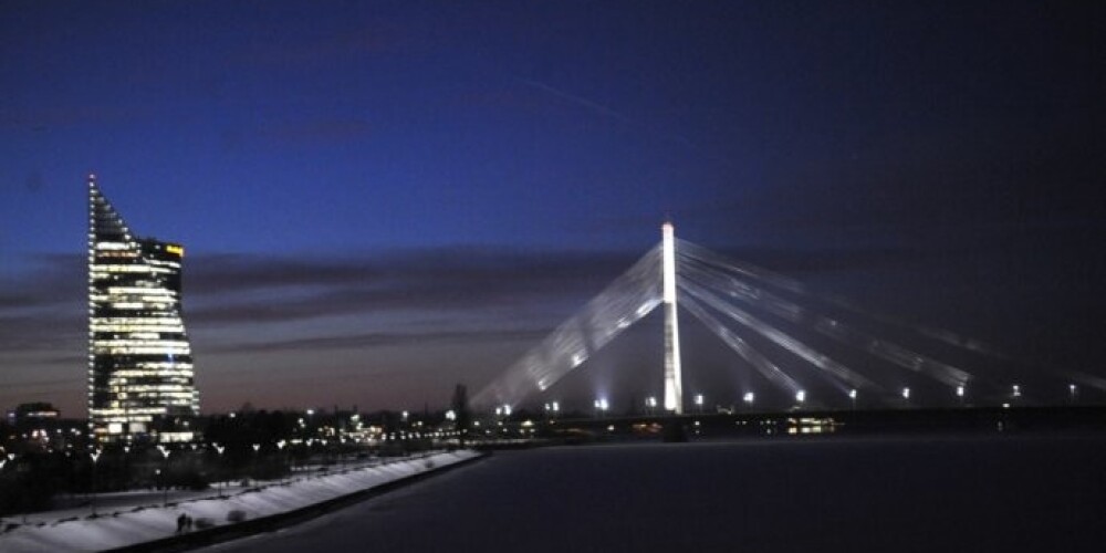 No vantīm krītoša ledus dēļ ierobežota satiksme uz Vanšu tilta