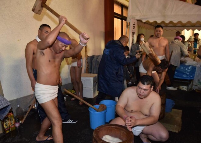 Japānā deviņi cilvēki ir miruši nosmokot pēc aizrīšanās ar lipīgām rīsu kūkām "moči", kas ir tradicionāla Jaungada svētku delikatese. Japānā katru gadu vairāki cilvēki nomirst, aizrijoties ar šīm rīsu kūkām. Attēlos: kūkas gatavošana 31.decembrī 2014.gadā.