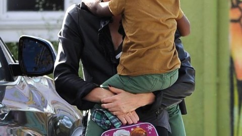 Шорты прикол. Стринги у мужчин на пляже. Стринги не надетые. Смешной парень в шортах. Сын одевает стринги.