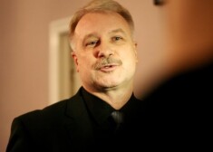 Vonsovičs ar prasību tiesā vērsās pēc tam, kad 2005.gada 9.novembrī LNT raidījumā "LNT ziņas" tika pārraidīts sižets: "Jauns skandāls "Bankas Baltija" lietā un nebijis fakts Latvijas advokatūras vēsturē. Neētisku rīcību un klaju interešu konfliktu pārmet zvērinātam advokātam Romualdam Vonsovičam, kurš ilgstoši sniedzis juridisko palīdzību likvidējamajai "Bankai Baltija"