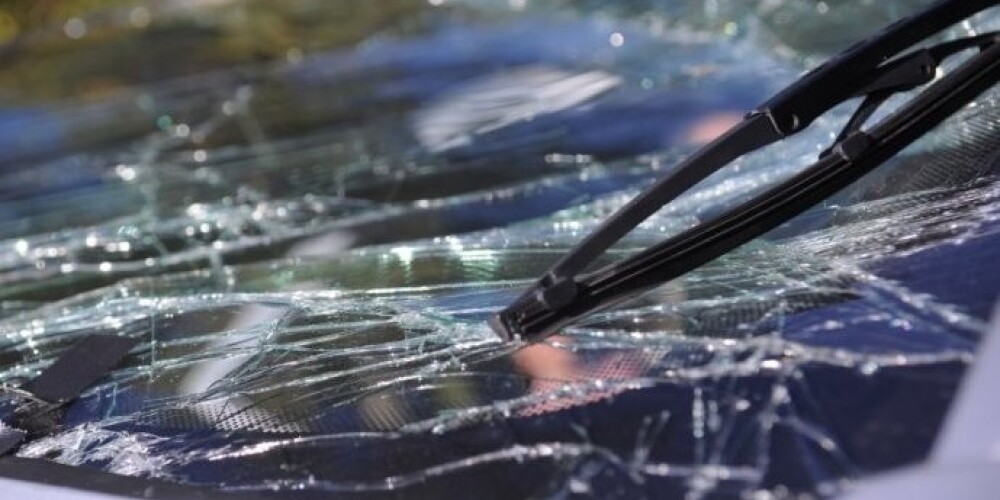 Для освобождения пострадавших из разбитого автомобиля потребовались гидравлические инструменты