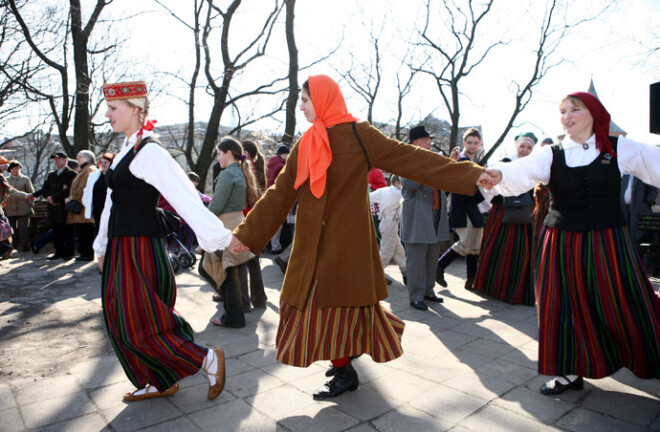 Amatas novada Ģikšos sestdien, 17. janvārī, notiks jau sestā Starptautiskā danču nakts, kurā tautiskās dejas izdejos dejotāji no visām trim Baltijas valstīm.