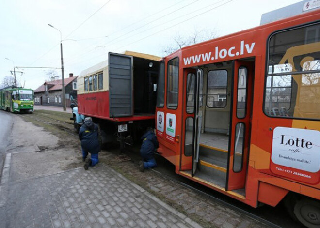 Liepājā no sliedēm skrien nost tramvaji. VIDEO