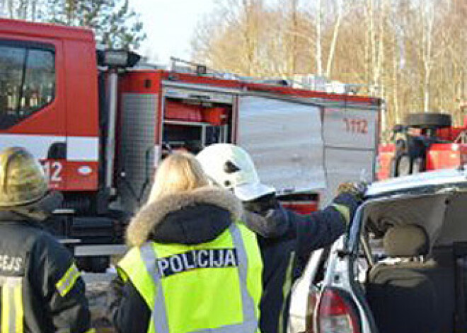 Ugunsdzēsēju auto uzkrīt "opelim", bojā iet divi cilvēki. Stāsta aculiecinieki. FOTO. VIDEO