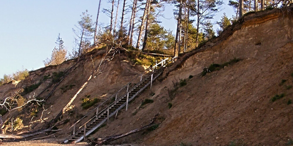 Pagājušās nedēļas nogalē vētra pamatīgi papostījusi Jūrkalnes stāvkrastu. Pašvaldība sola līdz tūrisma sezonas sākumam tūristu iemīļoto vietu sakārtot.