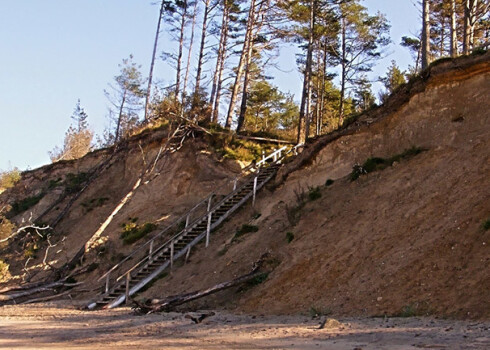 Pagājušās nedēļas nogalē vētra pamatīgi papostījusi Jūrkalnes stāvkrastu. Pašvaldība sola līdz tūrisma sezonas sākumam tūristu iemīļoto vietu sakārtot.