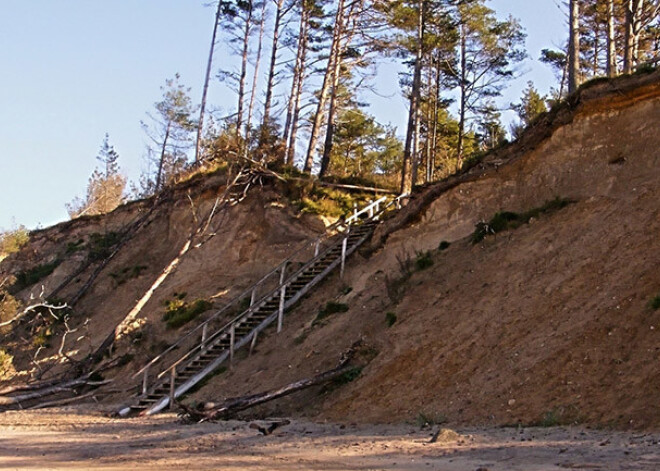 Vētra pamatīgi izpostījusi Jūrkalnes stāvkrastu. VIDEO