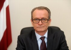 Расначс написал в твиттере: "Странно, что не спросили этого у меня. Я пойду к памятнику Свободы"
