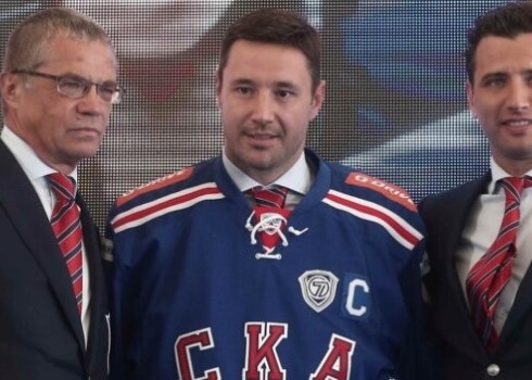 (no kraisās) Bijušais KHL prezidents Aleksandrs Medvedevs, Sanktpēterburgas SKA un visas līgas lielākā zvaigzne Iļja Kovaļčuks un kluba viceprezidents Romands Rotenbergs.