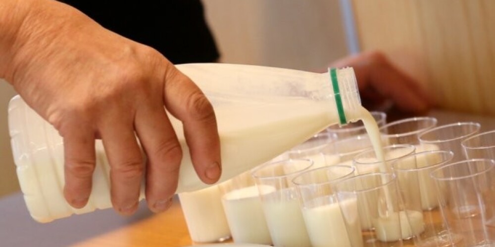 Zemnieki: kamēr piena iepirkuma cenas krīt, tirgotāji "uzvārās"
