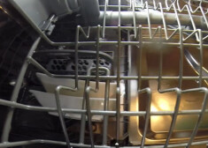 Lūk, kā no iekšpuses izskatās trauku mašīna darbībā.