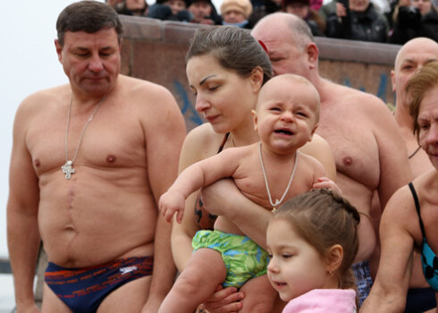 Lielā ūdens iesvētīšana notiek gan pareizticīgo dievnamos, gan zem atklātām debesīm upēs, ezeros, dīķos un akās.