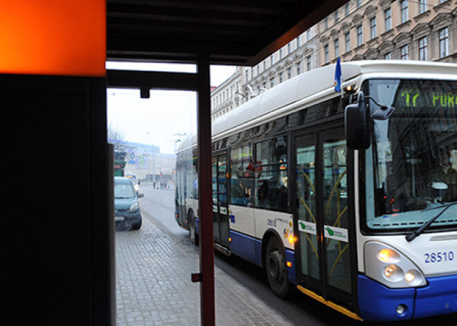 Regulārus sabiedriskā transporta lietotājus aicina iegādāties mēneša biļetes