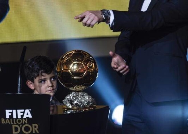 Krištianu Ronaldu kopā ar dēlu, Krištianu junioru, apmeklē Starptautiskās Futbola federāciju asociācijas (FIFA) rīkoto balvu ceremoniju „Ballon d'Or”.